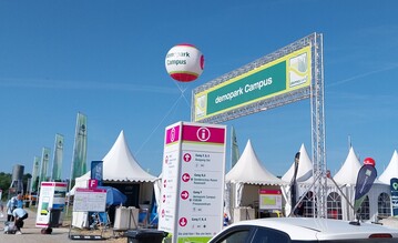 Der demopark-Campus ist zentraler (Pausen-)Treffpunkt, in den Pagodenzelten prsentieren sich ebenfalls Aussteller.