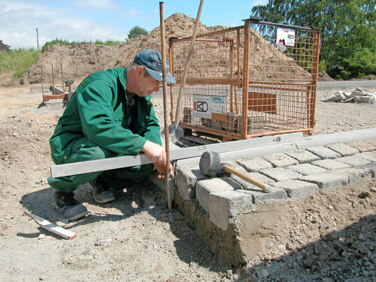 Mitarbeitende ohne Abschluss k�nnen sich in Zukunft �ber eine Teilqualifikation ihre Kompetenz best�tigen lassen � zum Beispiel im Belagsbau.