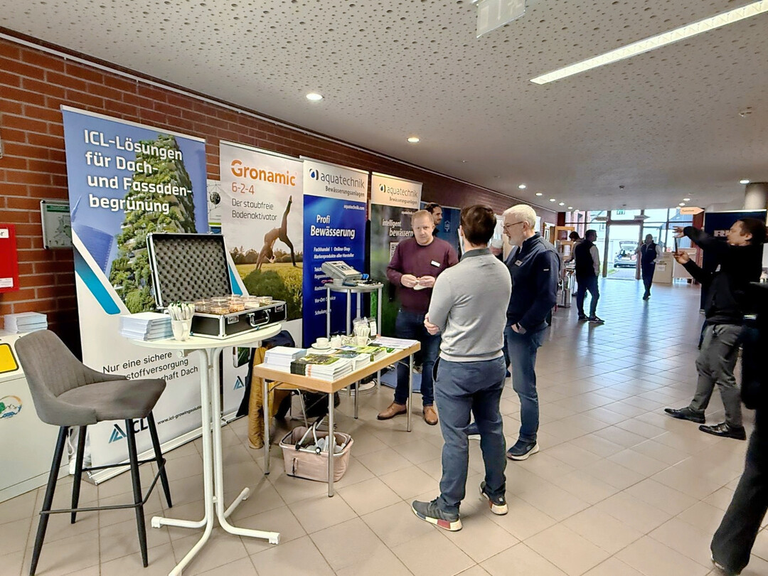 Eine begleitende Ausstellung brachte Zulieferer und Zuhrer zusammen.