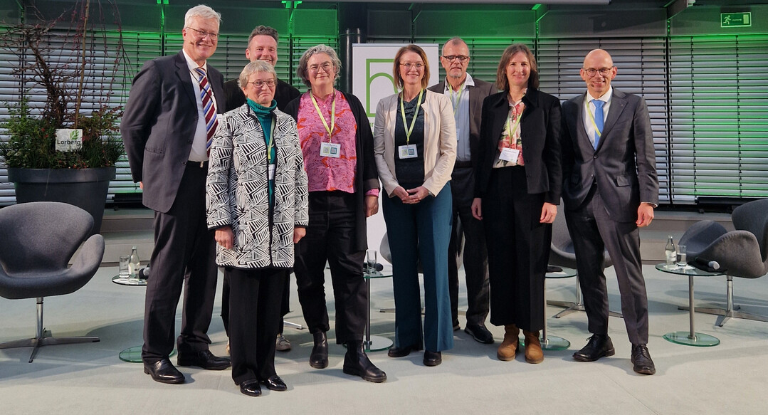v.l.n.r.: Philipp Sattler (Stiftung Die grüne Stadt), Bettina Oppermann (DGGL), Stephan Lenzen (bdla), Antje Stokman (HCU), Susanne Linnebach (Emschergenossenschaft), Fabian Dosch und Stephanie Haury (beide BBSR), Markus Guhl (BdB)