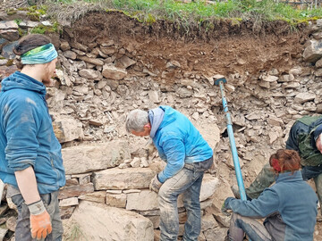 Kursleiter und Studierende in Aktion beim Aufbau. Die Baustelle ist unerwartet groß geworden