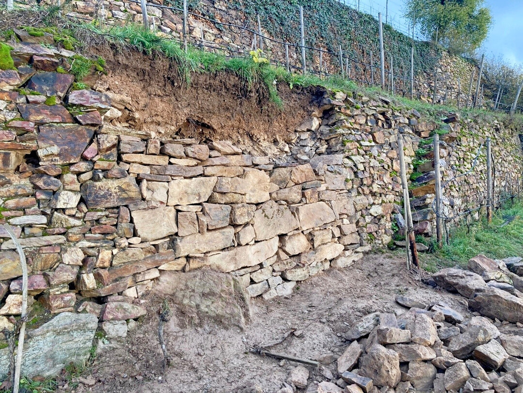 Zustand der Mauer nach Kursende. Der restliche Aufbau wird ins nächste Jahr verlegt.