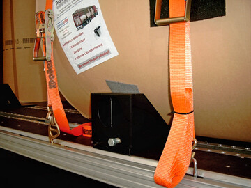 Fahrer und Ladepersonal m�ssen Kenntnisse dar�ber haben, mit welchen Zurrkr�ften die Zurrpunkte der Ladefl�che belastbar sind. 