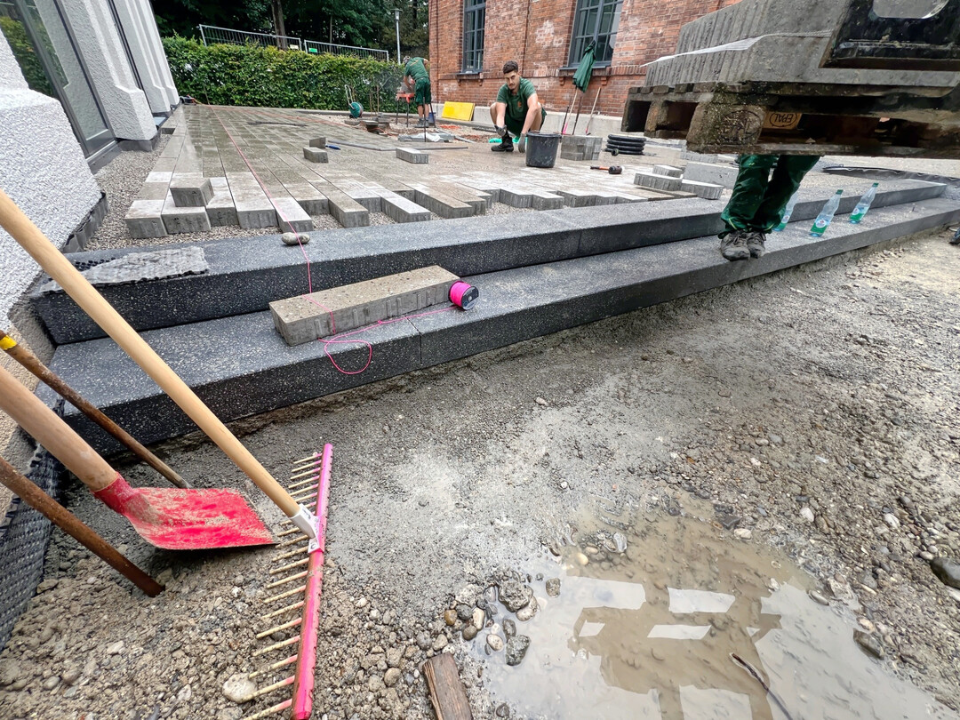 Bei der Arbeit: Die Baustellen werden auf Social Media geradezu zelebriert.