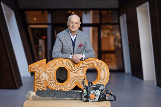 Dr. Nikolas Stihl, Vorsitzender des STIHL Beirats und Aufsichtsrats, pr�sentiert anl�sslich des 100-j�hrigen Firmenjubil�ums die Jubil�umss�ge STIHL MS 500i Centennial Edition. 