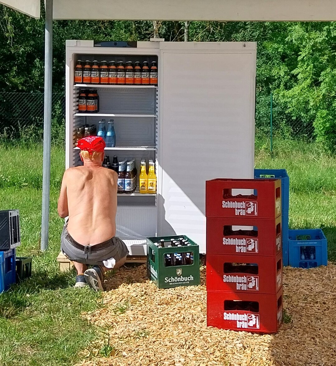 Fast unverzichtbares Inventar ist ein Khlschrank mit spritzigen Inhalt.