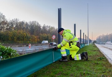 Mit Amphi Guard Mobil hat Blmen VuS aus Gescher jetzt einen neuen Amphibienschutzzaun fr den temporren Einsatz entwickelt. Er ist dank hochreifester Gewebefolie besonders witterungsbestndig und damit auch fr den mehrjhrigen beziehungsweise wiederholten Einsatz geeignet. Das System lsst sich zudem sehr leicht verbauen und erfllt die Anforderungen des Merkblatts zum Amphibienschutz an Straen (MAmS). 