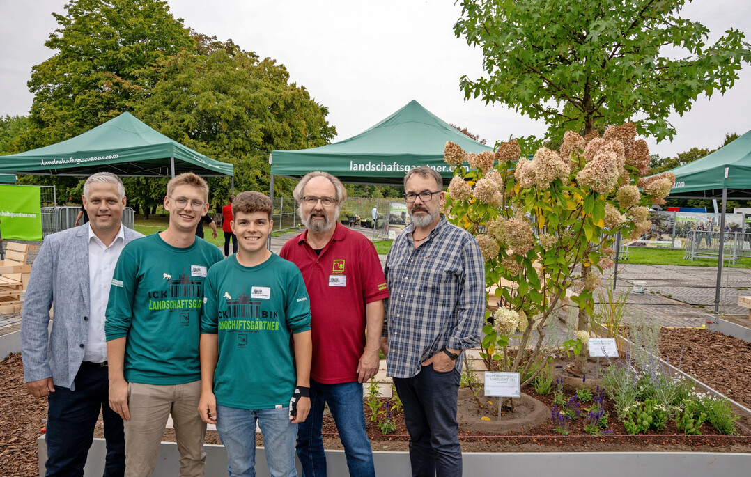 Die beiden Drittplatzierten gemeinsam mit ihren Ausbildern und dem Jurysprecher (v. l.): Erik Peters, Josef van den Berg, Jos van Schyndel, Ludger Pla�mann, Benno M�ller.