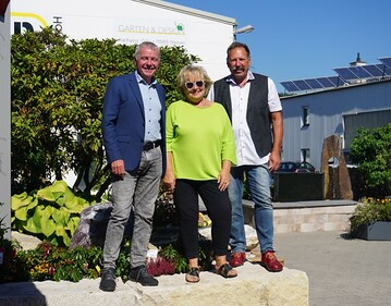 Geschftsfhrer des VGL BW Reiner Bierig (rechts) berbrachte die Glckwnsche des Fachverbands an Karlheinz Gtz und Beatrix Hintermayr
48: Geschftsfhrer des VGL BW Reiner Bierig (links) berbrachte die Glckwnsche des Fachverbands an Karlheinz Gtz und Beatrix Hintermayr. 