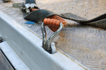 Fahrer und Ladepersonal müssen Kenntnisse darüber haben, mit welchen Zurrkräften die Zurrpunkte der Ladefläche belastbar sind.