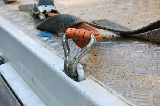 Fahrer und Ladepersonal m�ssen Kenntnisse dar�ber haben, mit welchen Zurrkr�ften die Zurrpunkte der Ladefl�che belastbar sind. 