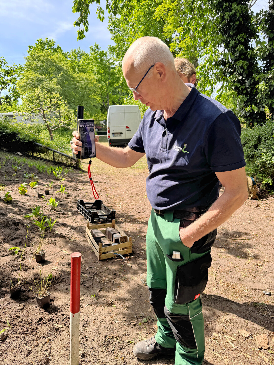 G�nther Schiemann bei der Absteckung einer Pflanzfl�che