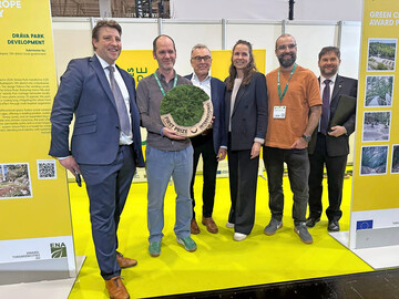 Gl�ckliche Gesichter bei der Verleihung des Green Cities Awards: Tim Van Hulle (v. l.) �berreicht als Pr�sident der European Nurserystock Association (ENA) die Auszeichnung an Jeroen Pasmans von der Stadt Antwerpen. Mit im Bild sind Willy De Decker, Mieke Nagels, Kristof Van Hoomissen und Mateusz Milczynski.