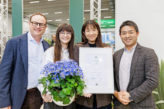 Ed Mol, Yumi Murata, Hiroshi ABE und Francesca Lanzillotta (Suntory Flowers Europe) zeigen die "Senetti Blue Spoon".