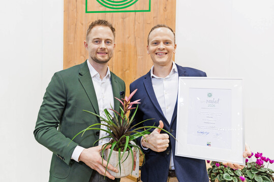 Erwin Koopstra und Johan van Vliet (Anthura BV) mit der Tillandsia "Camina"