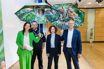 V. l. Moderatorin Corinna Eberer; Tim Berghoff, Schnittstelle zwischen Technik und Anwender bei der G DATA CyberDefense AG; Inna Claus, Pr�ventionsexpertin im Cybercrime-Kompetenzzentrum des Landeskriminalamts NRW; VGL-Pr�sident Josef Mennigmann