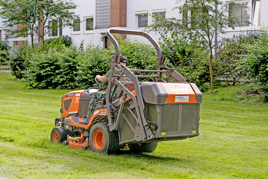 Aufsitzmäher oder Handrasenmäher – je nach vorhandenen Flächen wird der Geräte- und Maschineneinsatz genau definiert.