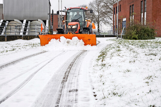 Die GrünWert-Partner (hier Bremen) übernehmen auf Wunsch auch die Grauflächenpflege und den Winterdienst.