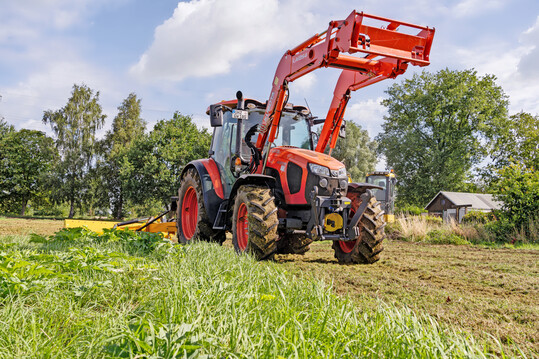 Einen zentralen Maschinenpark gibt es nicht – jeder Partnerbetrieb hat einen großen Maschinen- und Gerätepark.