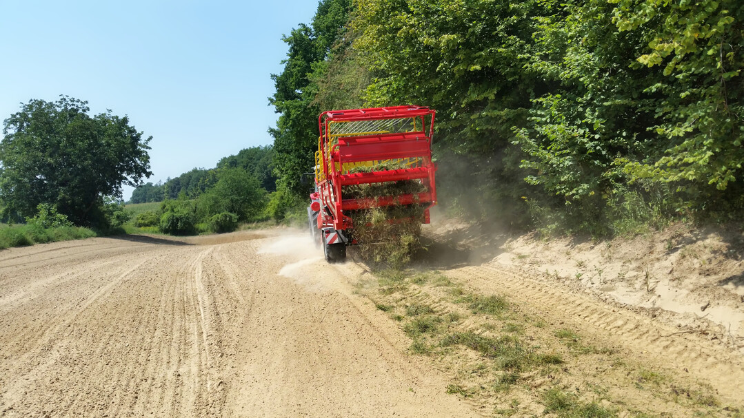 Mähgutübertragung mittels Ladewagen mit Dosierwalzen im Kraichtal