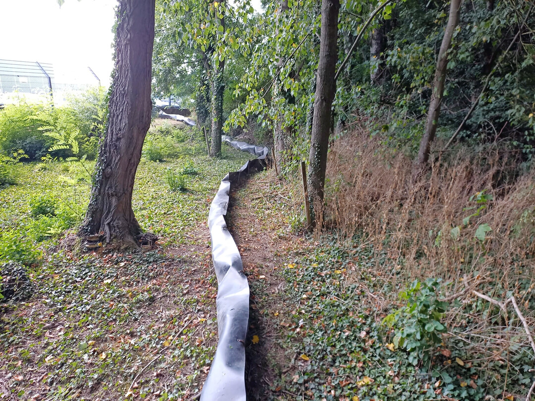 Reptilienschutzzaun um ein zukünftiges Baufeld zur Vermeidung der Wiederbesiedlung
