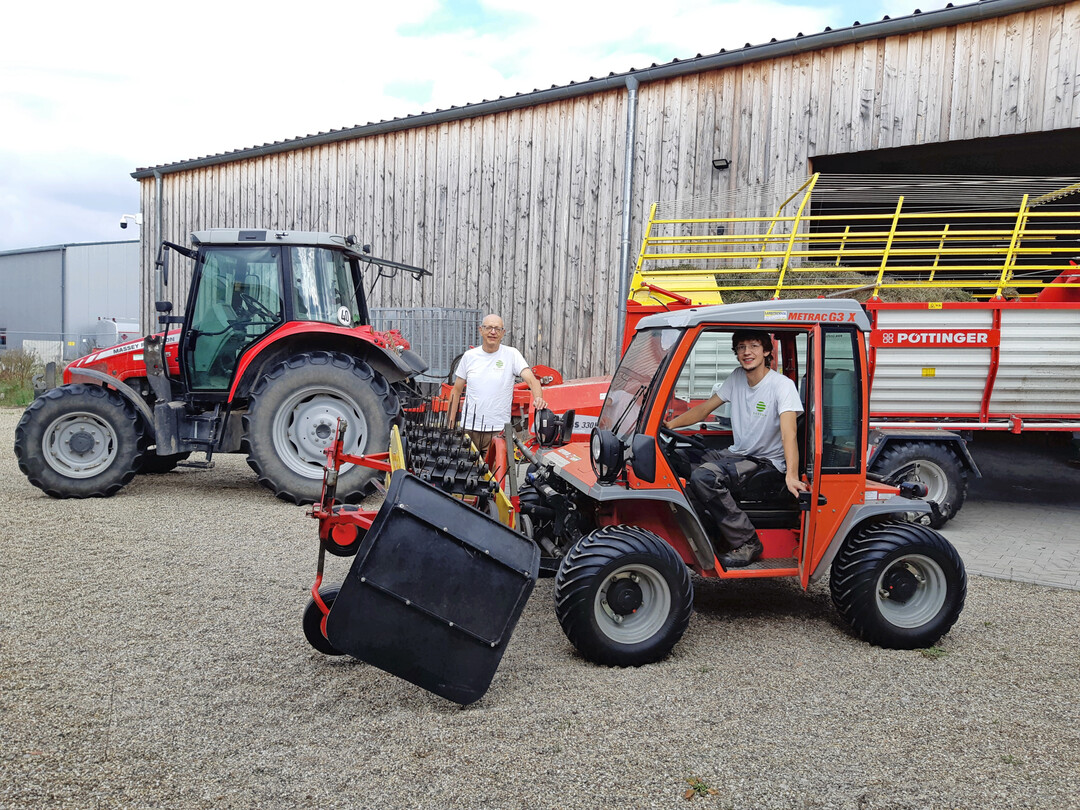 Firmeneigene Holzhalle, in der der gesamte Fuhrpark untergebracht ist