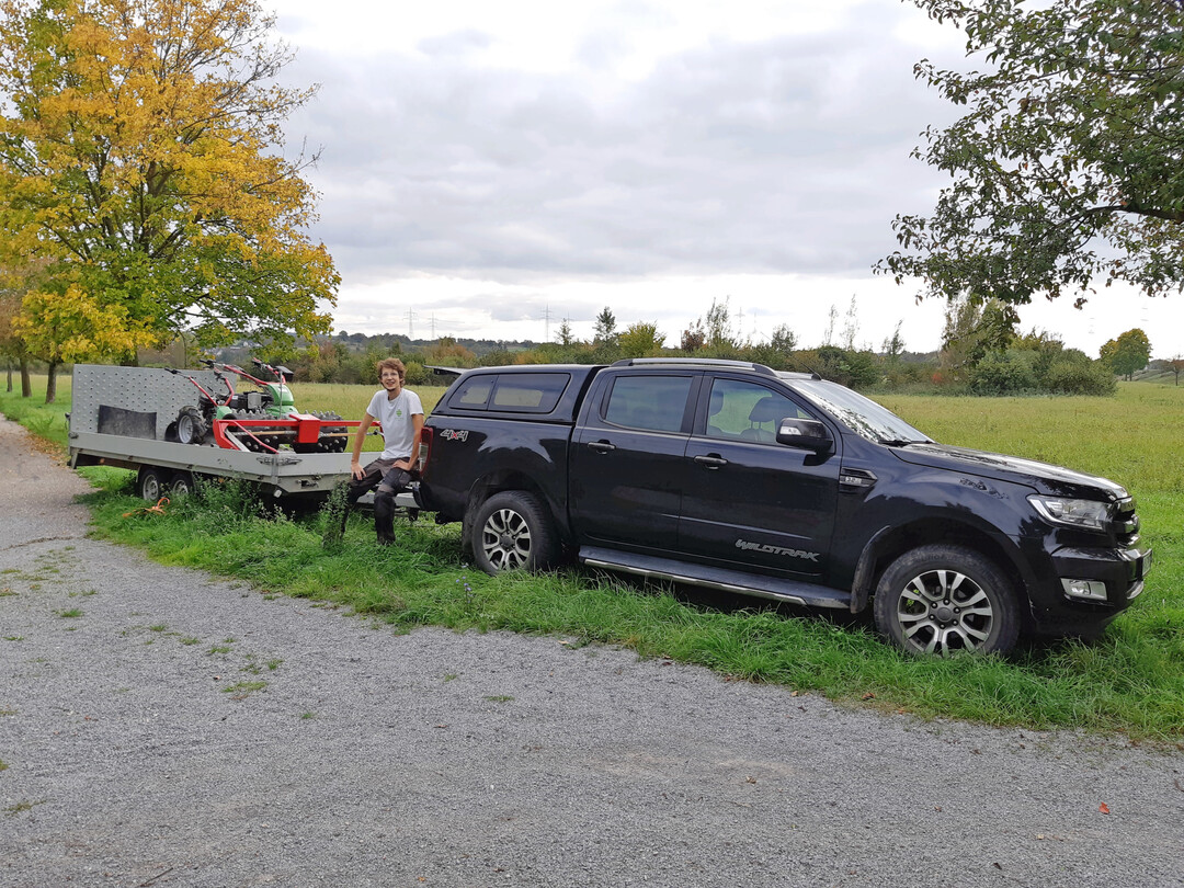 Der Transport der Maschinen zu den Einsatzorten erfolgt meist mittels großem PKW-Anhänger mit geländetauglichem Zugfahrzeug.