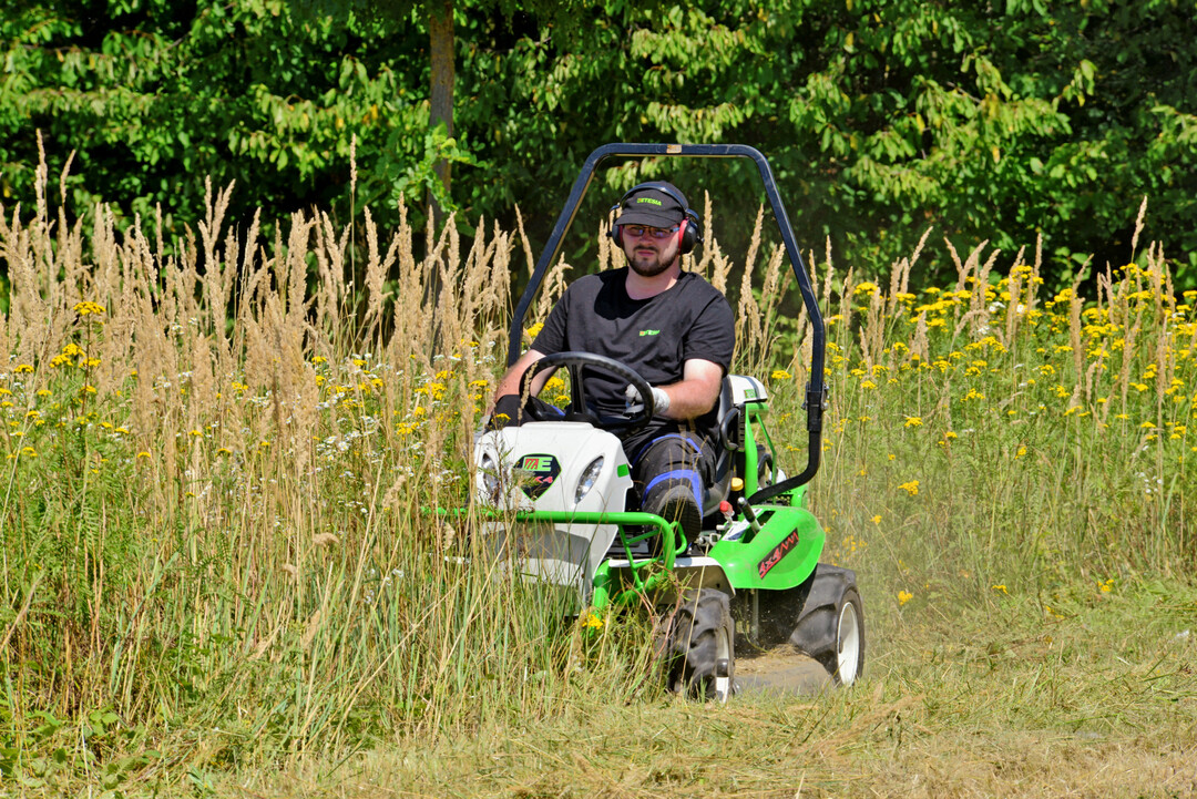 Der Gestrüppmäher AK 98 X von Etesia kommt mit hydromechanischem Allradantrieb und tiefem Schwerpunkt durch schwieriges Gelände.