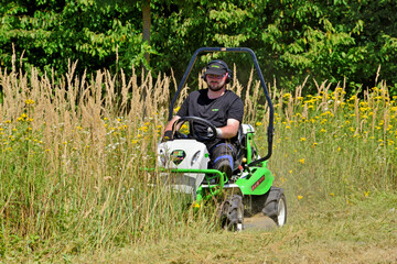 Der Gestr�ppm�her AK 98 X von Etesia kommt mit hydromechanischem Allradantrieb und tiefem Schwerpunkt durch schwieriges Gel�nde.