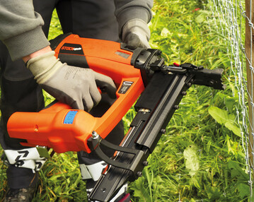 Der neue Klammergert STOCKade ST400i erleichtert die Arbeit und garantiert die gleichmige und przise Befestigung mit Krampen.