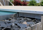 TerrassenFix Aqua: Die Lochung mit gerillter Oberfläche und die Geometrie des Profils sorgen für einen schnellen Abfluss des Wassers und verhindern das Auftreten von Spritzwasser.