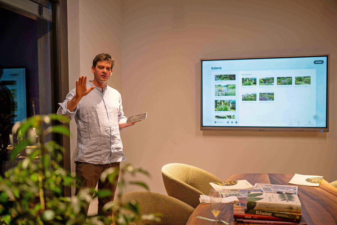Alex H�ussermann zeigt, welche Tools im Beratungsraum genutzt werden k�nnen.