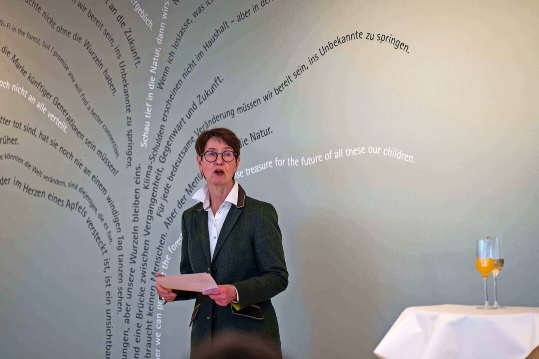 Simone Angst-Muth (Agentur SAM) erl�utert das Farb- und Einrichtungskonzept des Forums.