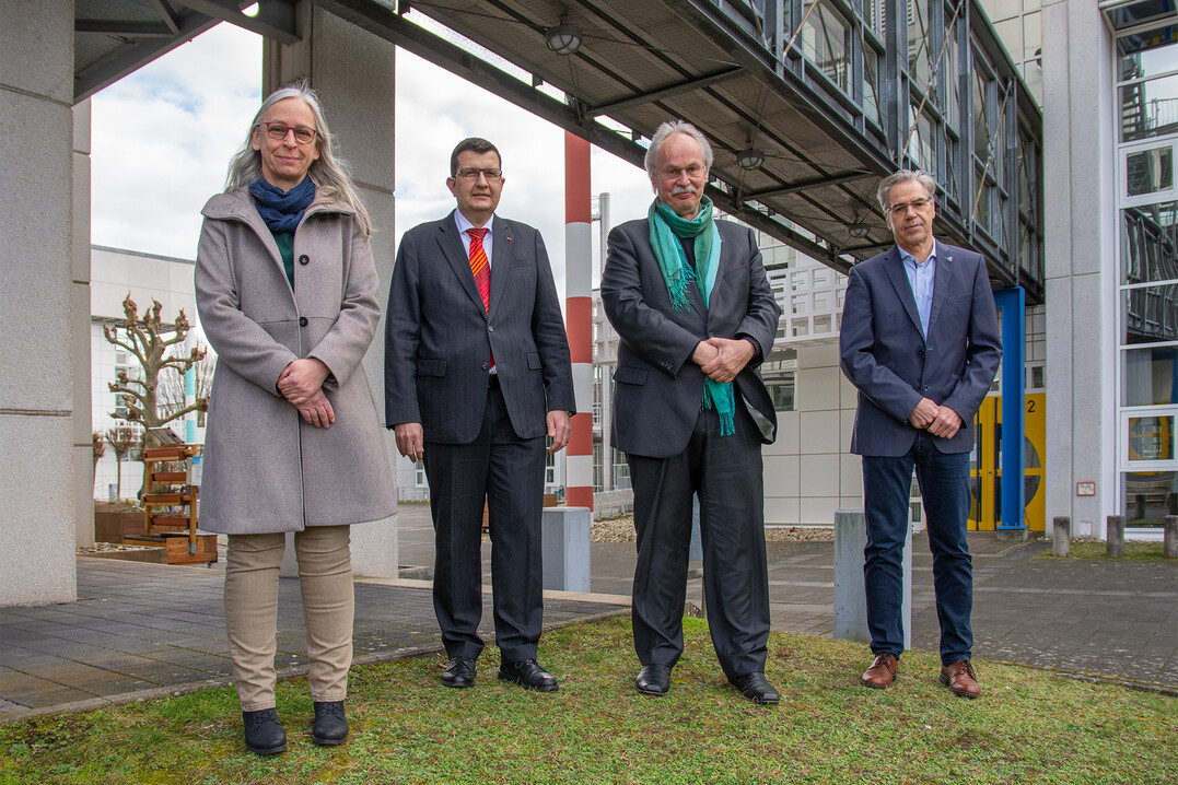 Auf dem Campus der TH Bingen trafen sich zur Vertragsunterzeichnung (von links): Prof. Dr. Antje Krause (Technische Hochschule Bingen), Prof. Dr. Stefan Wehner (Universität Koblenz-Landau), Prof. Dr. Kristian Bosselmann-Cyran (Hochschule Koblenz) und Prof. Dr. Hans Reiner Schultz (Hochschule Geisenheim).