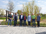 Gruppenfoto (v.l.n.r):
Thomas Essig (Bietigheimer Gartengestaltung GmbH), Peter Thalmann (Bürgermeister in Eppingen), Reiner Bierig (Geschäftsführer VGL-BW), Ellen Becker (Becker GmbH), Christine Biegert (Biegert GmbH), Thomas Ostberg (Ostberg GmbH), José Soares (José Soares Landschaftsbau GmbH)