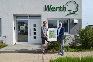 Mit pandemiebedingter Versptung von einem Jahr bergibt der Geschftsfhrer des Verbandes Garten-,
Landschafts- und Sportplatzbau Reiner Bierig (rechts) dem aktuellen Inhaber Tim Rohrer das Jubilumsprsent.