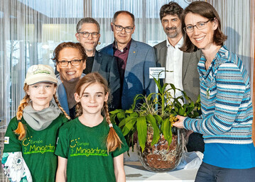 Bettina Gr�fin Bernadotte (r.) bei einer Orchideentaufe im Rahmen der Aktion Minig�rtner