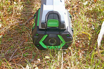 Akku im Freischneider EGO BC3800E. Er liegt an drei Seiten frei plus Bogenform � das sorgt f�r die notwendige K�hlung.