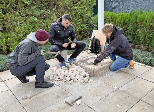 Ausbilder von bayerischen GaLaBau-Betrieben bei ihren �bungen in der Pflasterkunst cal�ada
portuguesa.