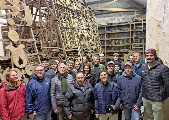 Patrick Schmidt (2. v. l.), stellvertretender Verbandsdirektor des VGL Bayern, zusammen mit Teilnehmerinnen und Teilnehmern der Erasmus+-Reise beim Besuch des st�dtischen Magazins in Lissabon, das die historischen Schablonen zur Reproduktion der Pflastermotive aufbewahrt.