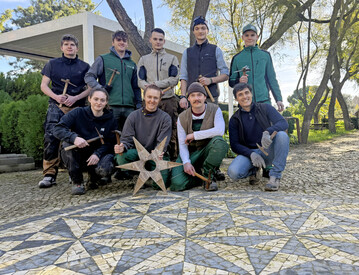 Nuno Serra (untere Reihe rechts), Lehrer an der Escola de Calceteiros e Jardineiros, mit einer Gruppe Auszubildender aus Bayern bei der Besichtigung der weltbekannten Pflastermotive in Lissabon.