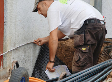 Der Bereich zwischen Fassade und Freiraum ist ein Gefahrengebiet. Bei Anschl�ssen an das Haus hei�t es als Nachunternehmer, gut aufzupassen, um nicht in "Teufels K�che" zu kommen.