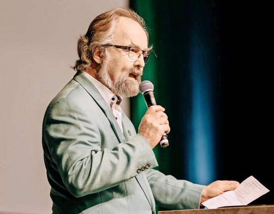 Ludger Pla�mann, Vizepr�sident des FGL Nord, f�hrte durch die Fachtagung und appellierte
an die schleswig-holsteinische Landesregierung und den Hamburger Senat, die Anpassung
an die Folgen des Klimawandels nicht aus den Augen zu verlieren.