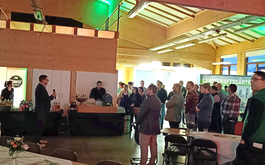 Pr�sidiumsmitglied Paul Sonntag erl�utert den G�sten die Hintergr�nde und Ziel.