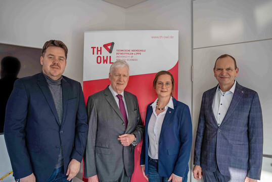 Prof. Dirk Hollmann (l.), Gr�ndungsdekan des Fachbereichs Bauen und Umwelt, TH-OWL-Vizepr�sidentin Prof. Yvonne-Christin Knepper-Bartel und TH-OWL-Pr�sident Prof. J�rgen Krahl (r.) empfingen Honorarprofessor Karl-Heinz Kerstjens herzlich.
