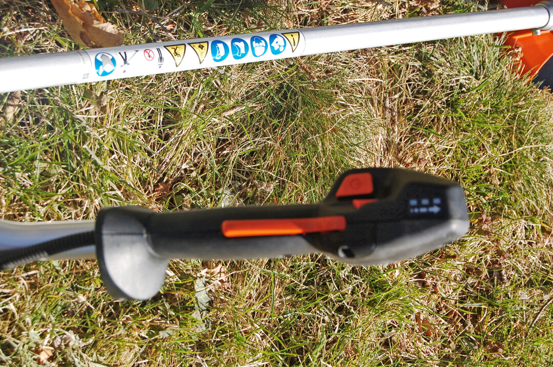 Bediengriff und Display bei Stihl FSA 400 sind gut mittels Daumen bedienbar und alles ist im Blickfeld.