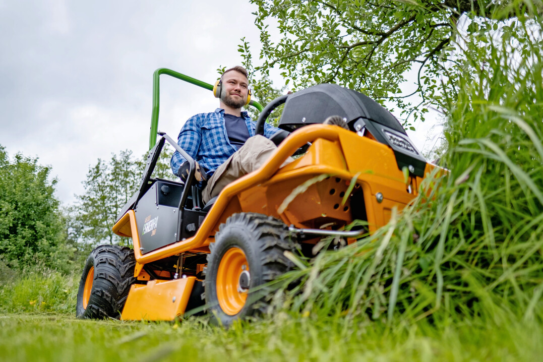 Vom Hochgras-Spezialisten AS-Motor stammt der AS 920 ESherpa 2WD – der erste Aufsitz-Hochgrasmäher mit Elektroantrieb und Wechselakkus.