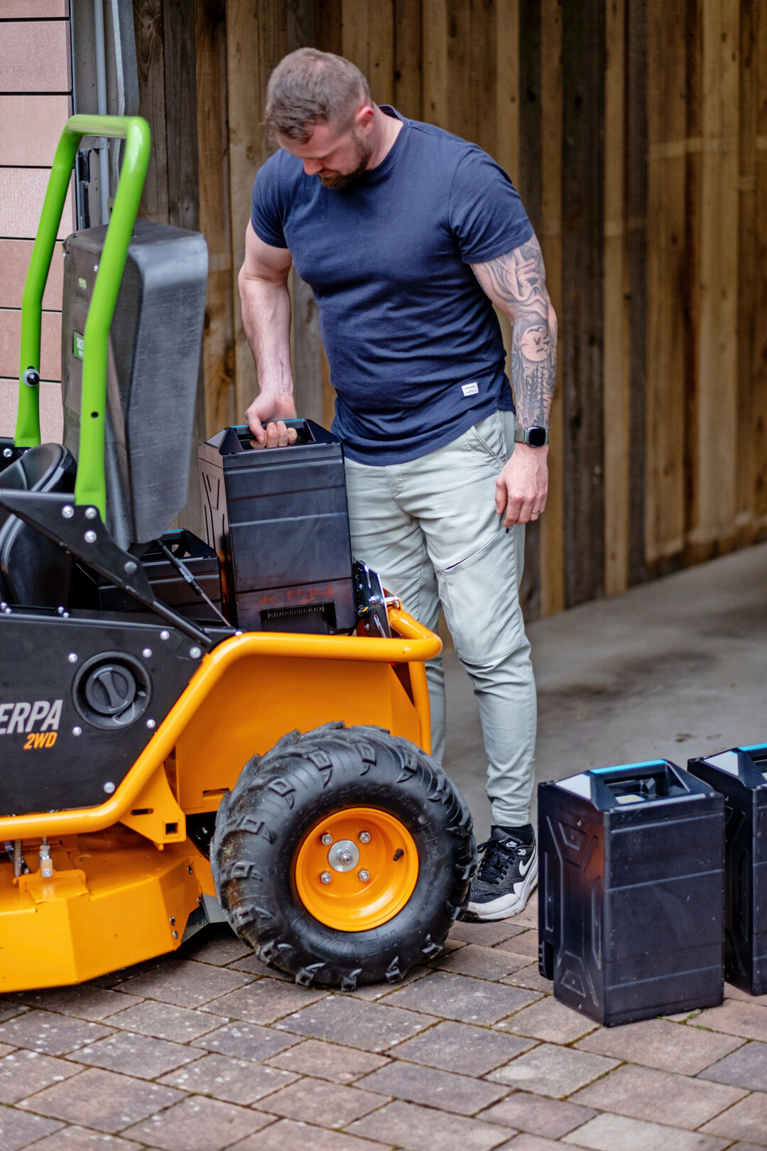 Vom Hochgras-Spezialisten AS-Motor stammt der AS 920 ESherpa 2WD – der erste Aufsitz-Hochgrasmäher mit Elektroantrieb und Wechselakkus.