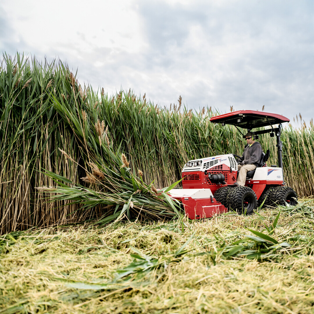 Extremen Aufwuchs und extreme Hangneigungen schafft der Ventrac 4520 von Toro beim Mähen. Viele andere Anwendungen sind möglich.