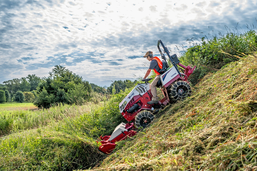 Extremen Aufwuchs und extreme Hangneigungen schafft der Ventrac 4520 von Toro beim Mähen. Viele andere Anwendungen sind möglich.